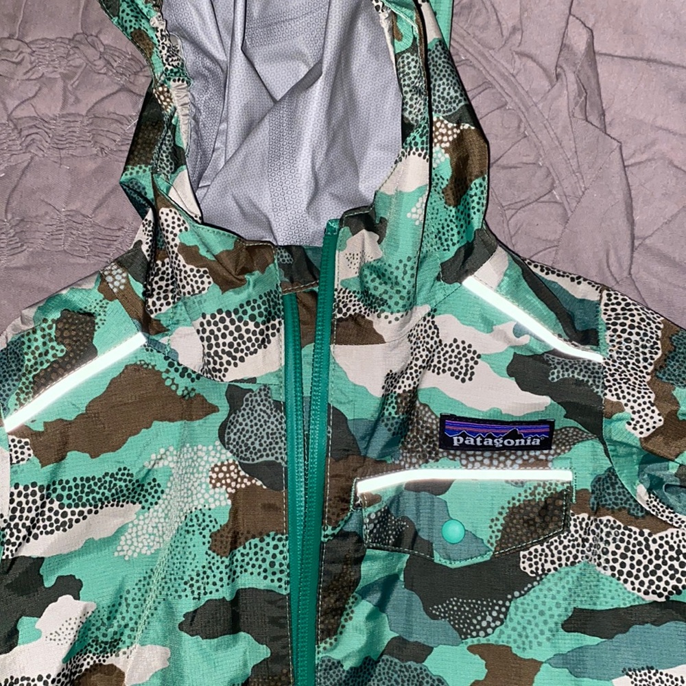 Patagonia 2T Boys excellent used condition rain jacket!